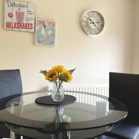 Ashford Holiday Home Smithy Drive Sleeps 5 Free Wifi And Vehicle Parking Kingsnorth Exterior photo