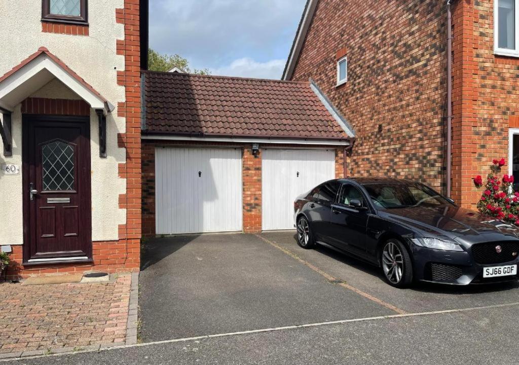 Ashford Holiday Home Smithy Drive Sleeps 5 Free Wifi And Vehicle Parking Kingsnorth Exterior photo