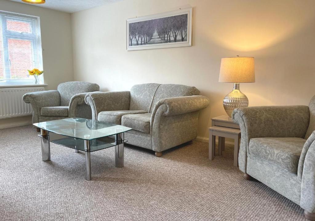 Ashford Holiday Home Smithy Drive Sleeps 5 Free Wifi And Vehicle Parking Kingsnorth Exterior photo