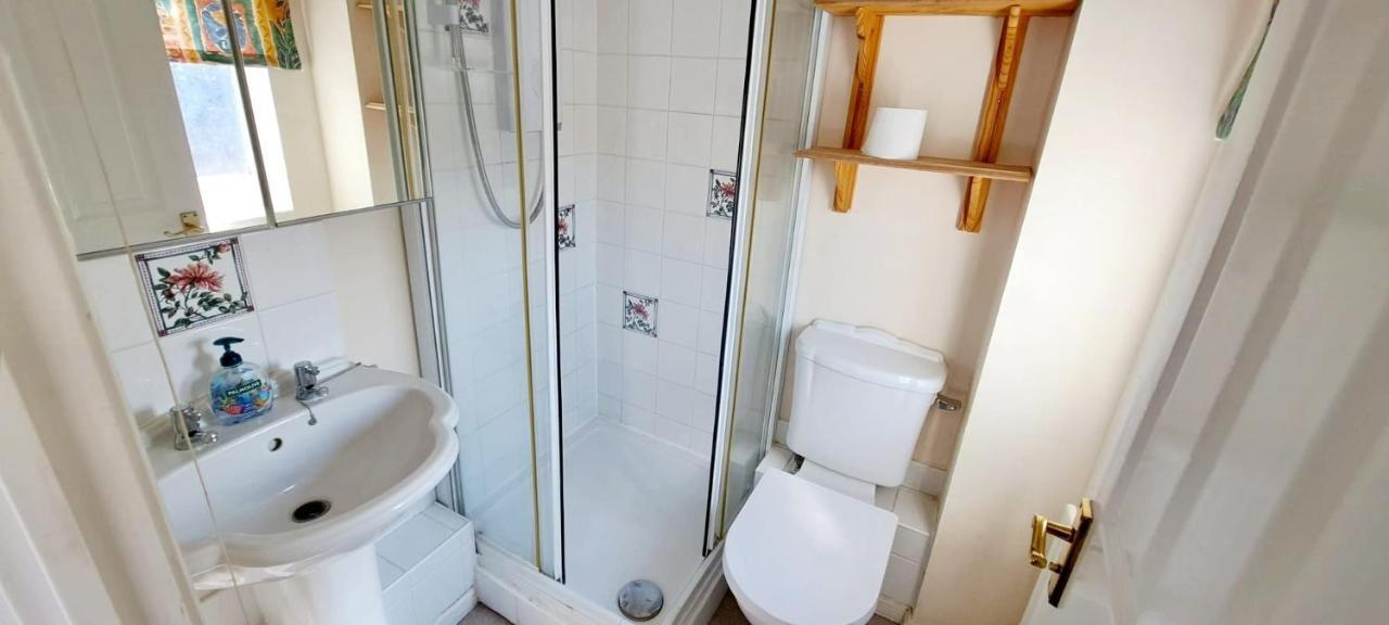 Ashford Holiday Home Smithy Drive Sleeps 5 Free Wifi And Vehicle Parking Kingsnorth Exterior photo